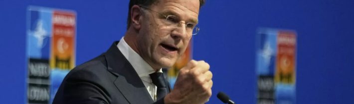 Byrokracia NATO obletuje Trumpa a sľubuje mu všetko pod slnkom