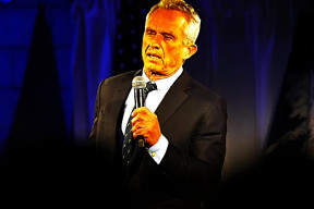 Minister zdravotníctva USA predstavil plán na sledovacie náramky pre všetkých Američanov do roku 2030