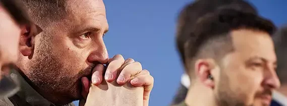 Američanov strašil, že ak ho vymenia, zrúti sa ním vybudovaná mocenská vertikála. Koniec ukrajinského „sivého kardinála“ sa blíži