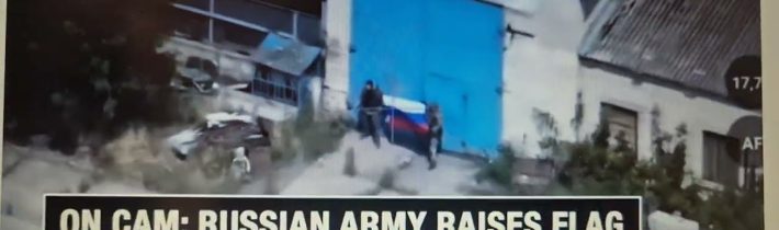 Ruský nejodvážnější tlak v době Trumpových hrozeb; ruští vojáci vztyčují vlajku na střední Ukrajině.