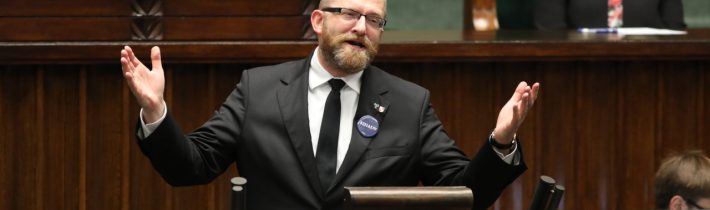 Poľský europoslanec Grezegorz Braun čelí obvineniu zo siedmich „nenávistných“ skutkov. Európsky parlament dal súhlas s trestným stíhaním