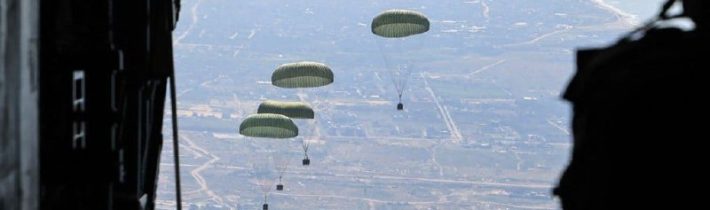 Jordánsko a Spojené arabské emiráty zhodili z lietadiel do Gazy 25 ton humanitá…