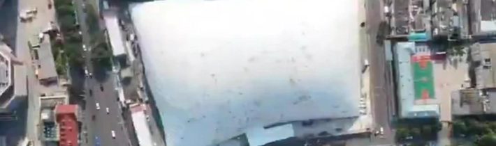 🇨🇳 Čína odhalila nad staveništěm v Jinanu masivní 50 metrů vysokou nafukovací