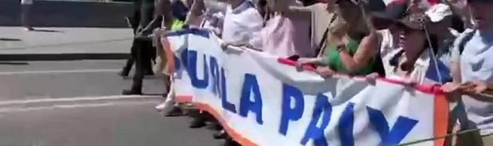 Pařížané demonstrují za ukončení konfliktu na Ukrajině a proti dodávkám zbraní Západu