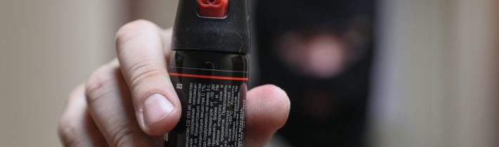 Vojenský komisár nastriekal žene do tváre paprikový sprej