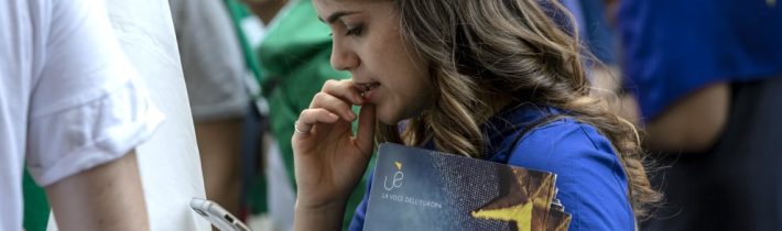 Mladí Evropané ztrácejí trpělivost s EU, označují ji za nedemokratickou, plýtvavou a špatně řízenou – průzkum, studie
