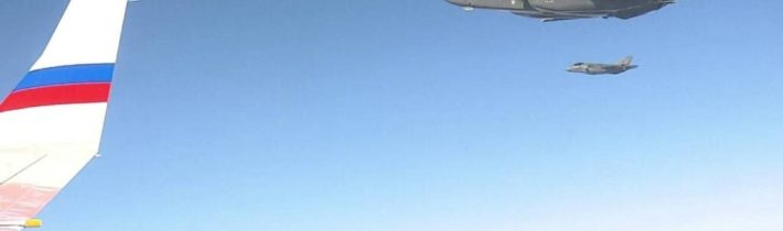 SLEDUJTE, JAK AMERICKÉ STÍHAČKY F-22 CHRÁNILY A NA POČEST VZÁCNÉHO HOSTA DOPROVODILY PUTINOVO LETADLO (VIDEO)