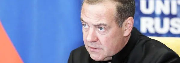 Kremeľ sa vyjadril k Medvedevovej ostrej rétorike