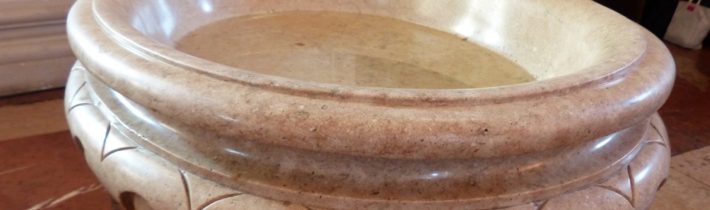 Filipínsky arcibiskup nariadil na znak pokánia zavretie kostola, v ktorom známa vlogerka napľula do svätenej vody: Závažný čin svätokrádeže! –