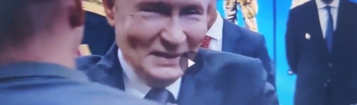 Putin se objímá s kadetkami a kadety, kteří přiznávají: „Vždy jsem snil/snila o vojenské kariéře…