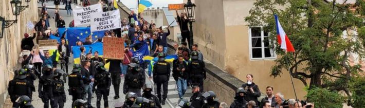 Totalitní lůza narušovala shromáždění na Malostranském a Hradčanském náměstí