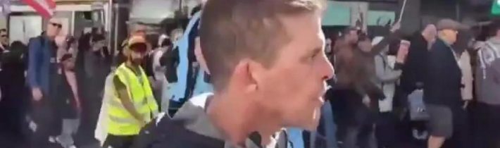 Anglický vlastenec byl ve Spojeném království zatčen za skandování hesla „No tak,