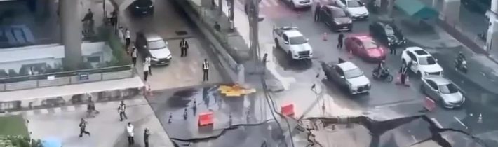 Děsivé záběry z ThajskaDnes ráno se v Bangkoku pod asfaltem vytvořila obrovská