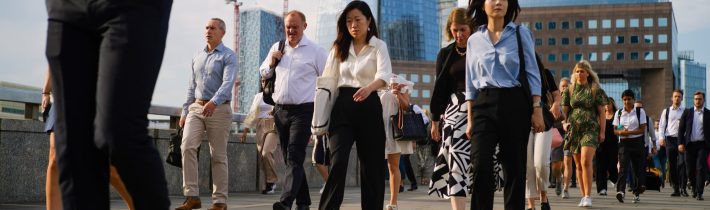 Počet pracovných miest v Spojenom kráľovstve prudko klesá