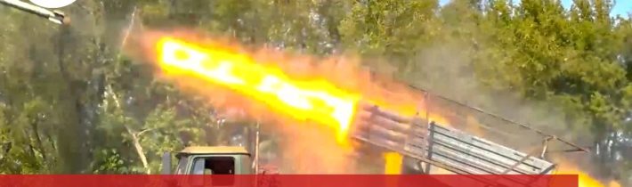 Tvrdé střety pokračují: Rusko hlásí tři nové vesnice, Ukrajina zasáhla ropnou stanici