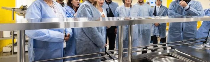 „Vaří se ne pro děti, ale pro prasata.“ Jak Olena Zelenská „reformovala“ školní stravování na Ukrajině