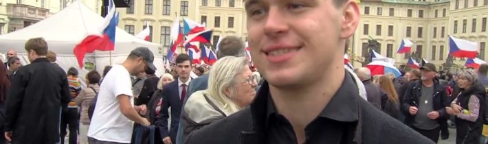 SVOBODNÉ RÁDIO TV – 2025-09-30 – Reportáž z demonstrace na Hradčanském náměstí, 27.9. 2025