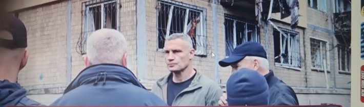 Rusko VYPOUŠTÍ rakety na Kyjev; domy a energetická zařízení SROVNÁNY se zemí; oběti a výpadky sítě..