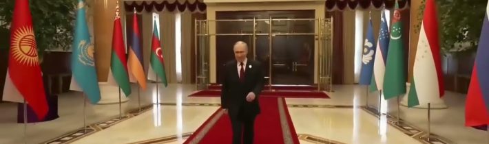 Putin pricestoval na summit SNŠ do Paláca národov v Dušanbe.