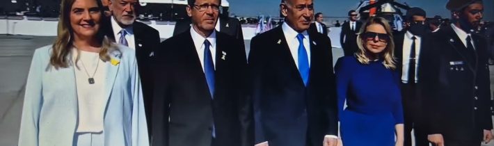 ŽIVĚ: Trump přilétá do Tel Avivu; vítá ho vedení Knessetu v době průlomu ve věci příměří v Gaze…