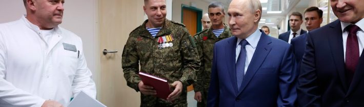 Prezident sa stretol s vojakmi vo vojenskej nemocnici v Moskve