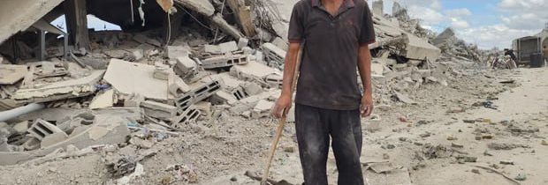 Palestínčania začali v Gaze vykopávať svojich mŕtvych príbuzných z trosiek. Pod…