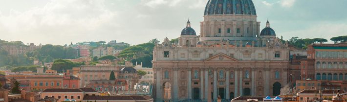 Dočkajú sa obete odsúdenia sexuálneho predátora Rupnika? Vatikán začína súdny proces s protežovaným jezuitským umelcom –