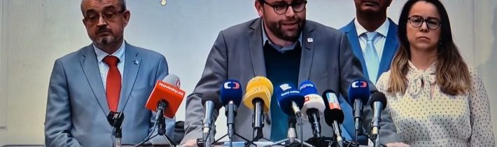 Zavolejte docenta Chocholouška ať pošle Malotu a Holotu do poslanecké kanceláře TOP09 ve Sněmovně…