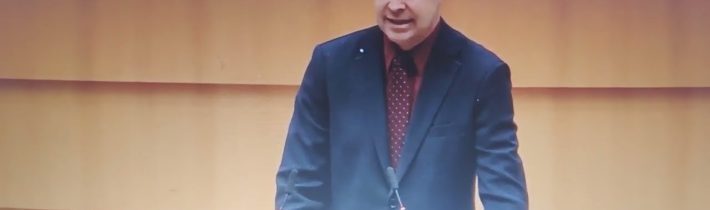 NA KAMEŘE: Zelenskyj OTEVŘENĚ ZOSTUZEN v parlamentu EU kvůli korupci; Uršula to sleduje v šoku…