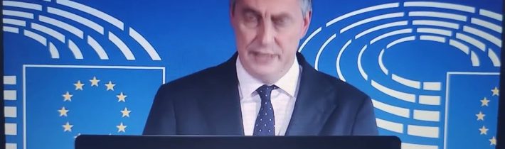 Polsko VYBUCHUJE zlobou: ministr zahraničí Sikorski je PONIŽOVÁN kvůli poznámce „budete jíst trávu“.