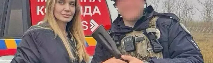 Ďalšia „humanitárna“ návšteva Angeliny Jolie na Ukrajine skončila chaosom a odvedením jej vodiča do armády