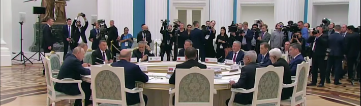 Vladimir Putin sa stretol s vedúcimi delegácií, ktoré sa zúčastnili zasadnutia Rady hláv vlád ŠOS v Kremli