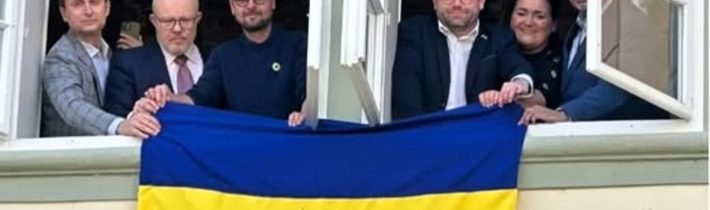 Okamura v čtyřletém politickém závodě nezmeškal start. Vidlák k sundání ukrajinské vlajky z PS ČR |