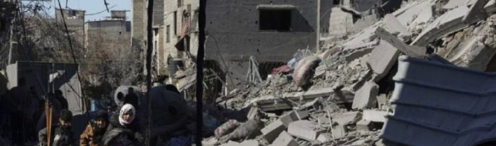 Tri americké vojenské transportné lietadlá v sobotu zhodili humanitárnu pomoc pr…