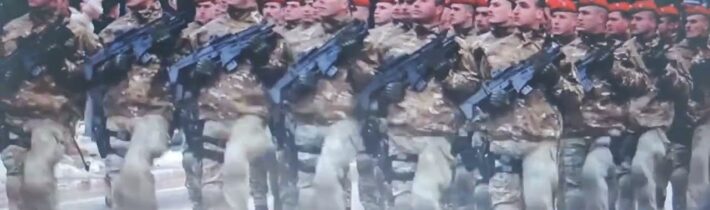 EVROPA NA HRANĚ: ozbrojená srbská přehlídka vzdoruje národnímu zákazu; obává se Bosna další války?