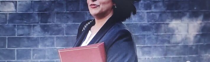 Keir Starmer je v krizi v době, kdy vybuchuje skandál britského politika Mandelsona; bude Shabana..