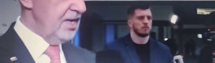 Z archívu: Sametovou revoluci a náš vstup do NATO (zřejmě úplně sám), zorganizoval Rudý nok z Hradu.