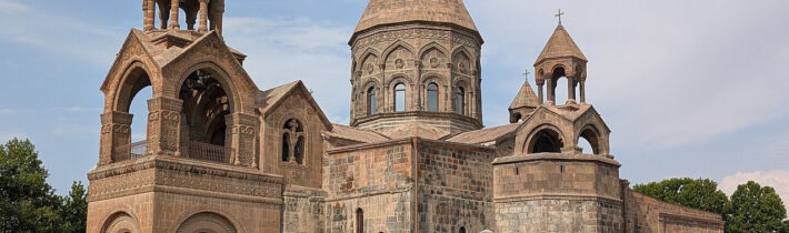 Arménsky premiér Pašinjan útočí proti miestnej cirkvi a bráni biskupom vo vycestovaní –