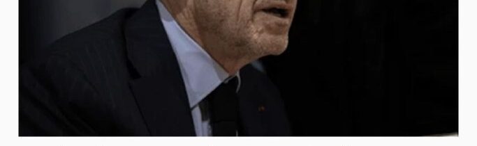 Bývalý francúzsky prezident Nicolas Sarkozy prišiel do svojho domu v 16. parížs…