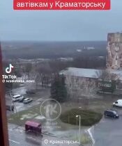 Miestni obyvatelia natáčajú ruské FPV drony, ako lovia vozidlá VSU na uliciach o…