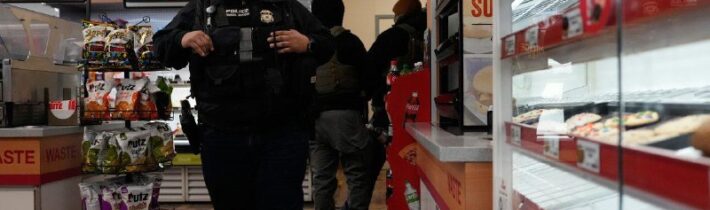 Trump sa teší z úspechu. Americký súd dovolil agentom ICE nosiť masky, musia sa…