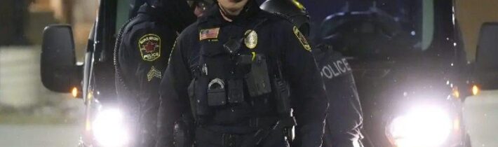 Agenti z amerického Úradu pre imigráciu a colnú správu (ICE), ktorí sa celosvet…