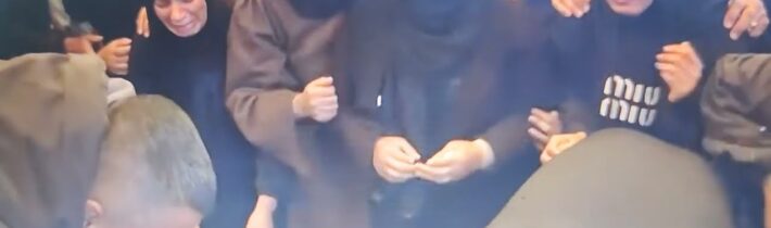 ŠOK PŘI POHŘBU V GAZE: truchlící pozůstalí pláčou nad mrtvými těly po izraelském útoku…