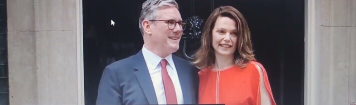 Premiér Keir Starmer odmítá pomocí Trumpovi znovuotevřít Hormuzský průliv; příkop mezi Spojeným…