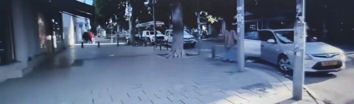 Íránská raketa se stokilovou naloží zasáhla centrum Tel Avivu; otřásla budovami a zničila auta ..