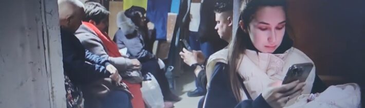 Rusko spustilo smrtící dronový a raketový útok na Ukrajinu: tři lidé zabiti; města jsou v plamenech.