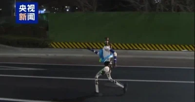 První humanoid běží půlmaraton v Pekingu: hlavně že u nás je na školách politika Člověka v tísni!