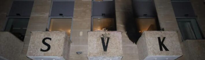 Na Ruský dom v Prahe niekto v noci hodil zápalné fľaše.Polícia a hasiči v noci… @Jajka Správy post 2026-03-27 08:07:34