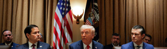 Trump sa obklopil podlízavcami, ktorí s ním vo všetkom súhlasia