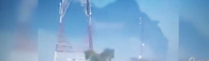 AKTUÁLNĚ: Írán ÚTOČIL na ropné sklady britské firmy Castrol; objekt je v plamenech; hlasité výbuchy.